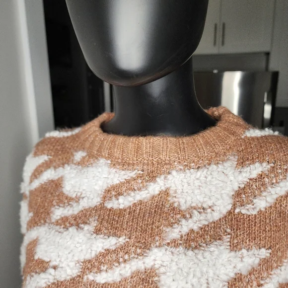 Line & Dot Houndstooth Sweater - Picture 2 of 16